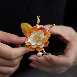 เข็มกลัดรูปดอกกุหลาบ Vefiery Original, เข็มกลัดเปลือกหอยหลายชั้นและดอกไม้อำพัน, เข็มกลัดทองแดงชุบทองพร้อมมุก - Product Image 5