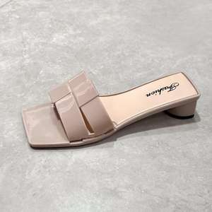 Sandales plates polyvalentes pour femmes, style français estival, couleur nude, à bride unique, bout ouvert. - Product Image 3