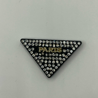 Plaque Métallique Triangulaire PARIS Personnalisée Éco-responsable Noire et Blanche avec Strass pour Accessoires de Robe et de Sac à Main