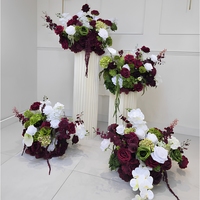 Bouquets de mariée et de demoiselles d'honneur en fleurs artificielles bordeaux et vertes, arrangement floral magenta pour la décoration de l'allée de mariage