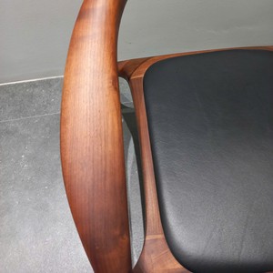Fauteuil d'appoint moderne en bois de noyer massif avec accoudoirs incurvés, finition grain ouvert, mobilier contemporain pour la maison et les centres de villégiature PISANO - Product Image 6