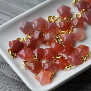 Breloques étoiles en agate cramoisie naturelle 11-13MM gravées pour bracelets à porter au quotidien - Product Image 1