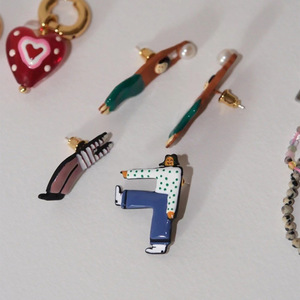 Boucles d'oreilles originales créatives et personnalisées avec illustrations colorées et mignonnes dessinées à la main, figurines de personnage {Boucles d'oreilles pour femmes} - Product Image 4