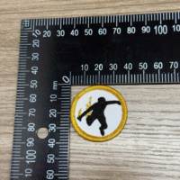 Écusson de broderie écologique en tissu sergé doré personnalisé en gros Badge thermocollant pour vestes sacs chapeaux