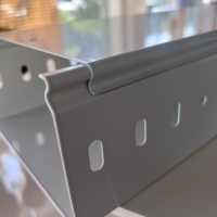 Goulotte de câblage robuste CE anti-corrosion à fond plein, facile à installer, revêtement poudré, 400x100x2mm, 3m, taille personnalisée disponible, RAL