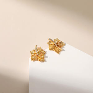 Mini boucles d'oreilles géométriques en or 18 carats, boucles d'oreilles créatives en zircon, style à la mode, clous en forme de feuille, bijoux en acier inoxydable plaqué or pour femmes, nouveauté - Product Image 4