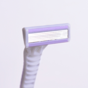 Dao cạo tốt nhất của 6 lưỡi và tay cầm dao cạo bằng nhựa cao su màu tím để cạo râu. - Product Image 3