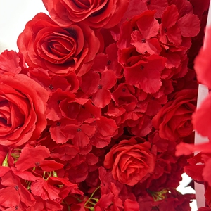 Arco de Flores Artificiales en Forma de Corazón Rojo para Decoración de Bodas - Product Image 4