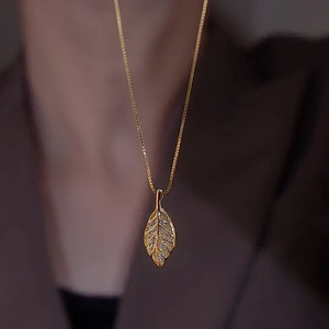 Golden Leaf Necklace With Diamonds Clavicle Chain For Women Everyday Wear - Product Image 2