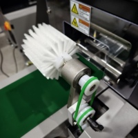 Petite machine d'emballage automatique multifonctionnelle à grande vitesse pour barres de céréales, barres chocolatées et gaufrettes, type oreiller