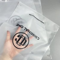 Sacs refermables à fermeture éclair mat givré en plastique pour t-shirt personnalisé avec propre logo bas quantité minimale de commande pour l'emballage de vêtements et de chaussures