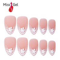 Miss Gel 32PCS Faux Ongles à Presser Amovibles Mat Pêche Nude Amande Moyenne Blanc Style Français Botanique Avec Motif Manucure