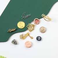 Production rapide de badges en métal personnalisés, badges en émail de luxe avec dos de sécurité pour la mise en valeur de la marque