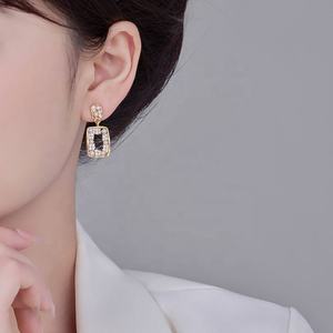 Pendientes de Aguja de Plata con Incrustaciones de Microperlas Doradas de Estilo Palacio Retro de Alta Gama para Mujer, Nuevos y Modernos - Product Image 5