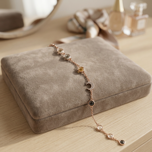 กำไลข้อมือรูปพระจันทร์เสี้ยวสีน้ำเงินลอนดอน เงินแท้ S925 ชุบทอง 14K สำหรับผู้หญิง รับผลิตแบบ OEM ODM ขายส่งในประเทศไทย เครื่องประดับเบลล่า - Product Image 3
