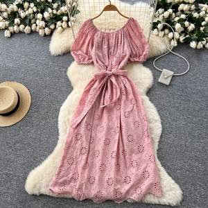 เดรสไหล่ข้างเดียวแขนพองสำหรับผู้หญิงในฤดูร้อนมีสายรัดเอวตะขอและดอกไม้แบบกลวง - Product Image 1