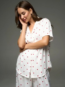 Conjunto <span class=keywords><strong>de</strong></span> Pijamas <span class=keywords><strong>de</strong></span> Seda y Satén para Mujer, Personalizado al por Mayor, Manga Corta, Pantalones Largos, Estampado <span class=keywords><strong>de</strong></span> Corazones, con Botones, Ropa <span class=keywords><strong>de</strong></span> Dormir, OEM, ODM - Product Image 2