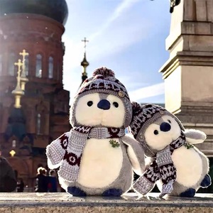 בובת פינגווין חדשה להתאמה אישית, לבושה כובע, מזכרת תיירותית מפארק הקוטב - Product Image 4