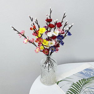 Ramas de flor de ciruelo artificial de la fábrica de artesanía floral Meiyu, flores de seda para decoración del hogar, bodas, Año Nuevo y accesorios de fotografía. - Product Image 1