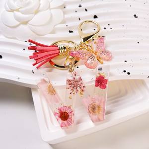 Nouveau porte-clés lettre avec pendentif marguerite rose en fleur séché<span class=keywords><strong>e</strong></span> et époxy cristallin, et pompon papillon, mignon et tendance - Product Image 5