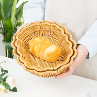 Geweven dienblad van synthetisch rotan in de vorm van een bloemblaadje, decoratief fruit- en snackmandje voor thuis, keuken, café of tafeldecoratie.