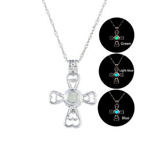 Usine en gros lueur dans le noir Halloween Crucifix croix lumineuse perle pendentif veilleuses collier pour femmes hommes - Product Image 3