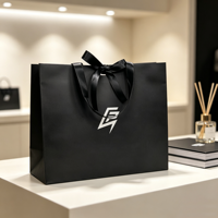 Sac cadeau de luxe noir personnalisé avec ruban en satin et logo imprimé, sac fourre-tout en papier pour boutique de vêtements, emballage de vente au détail