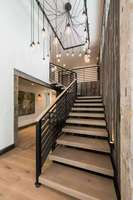 Escalier flottant sur mesure en bois massif pour villa, duplex, loft, style moderne, luxe léger, avec rampe en verre et marches en pierre frittée