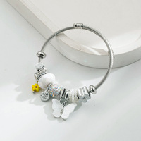 Panjiaduola – Nouveau bracelet ajustable unisexe en acier inoxydable argenté avec pendentif papillon perlé en alliage – Idéal comme cadeau
