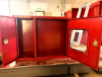 Armoire à double porte pour équipement de lutte contre l'incendie avec poudre sèche et enrouleur de tuyau d'incendie Armoires de rangement pour extincteurs