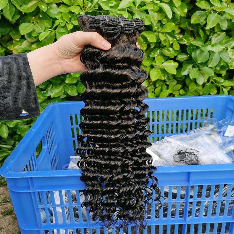 Cheveux bouclés profonds