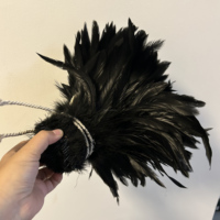Plumes de coq naturelles noires et dorées enfilées, matériaux DIY pour accessoires vestimentaires, décoration de fêtes, carnavals et événements.