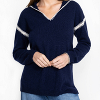 Pull à col en V personnalisé avec surpiqûres contrastées, en mélange de laine et de cachemire, à capuche