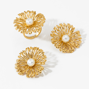 CLIORO Fleur Perle En Acier Inoxydable Boucles D'oreilles Bague Ensemble Plaqué Or Boucles D'oreilles Étanche Hypoallergénique Bijoux pour Femmes - Product Image 1