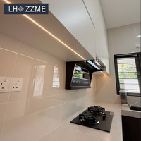 Ensemble de meubles de cuisine modernes en contreplaqué et placage de bois en forme de L, avec évier et tiroirs, prêt à assembler pour appartement