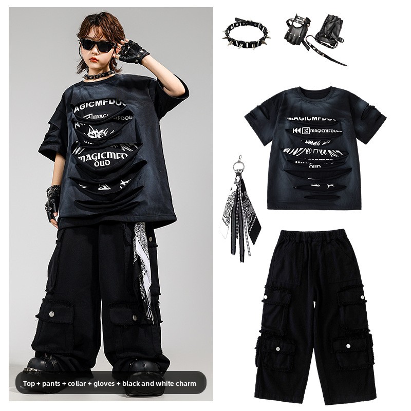Costume noir + col à pointes + pendentif + gants en cuir