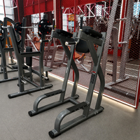 Banco de extensión de espalda comercial tipo silla romana con almohadillas de cadera divididas y plataforma para pies para programas de entrenamiento de core y espalda baja