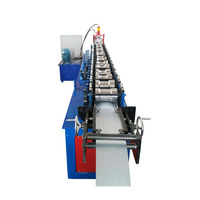 Rouleau de treillis pour la fabrication de portes coulissantes, outil pour fabriquer des portes coulissantes et des volets