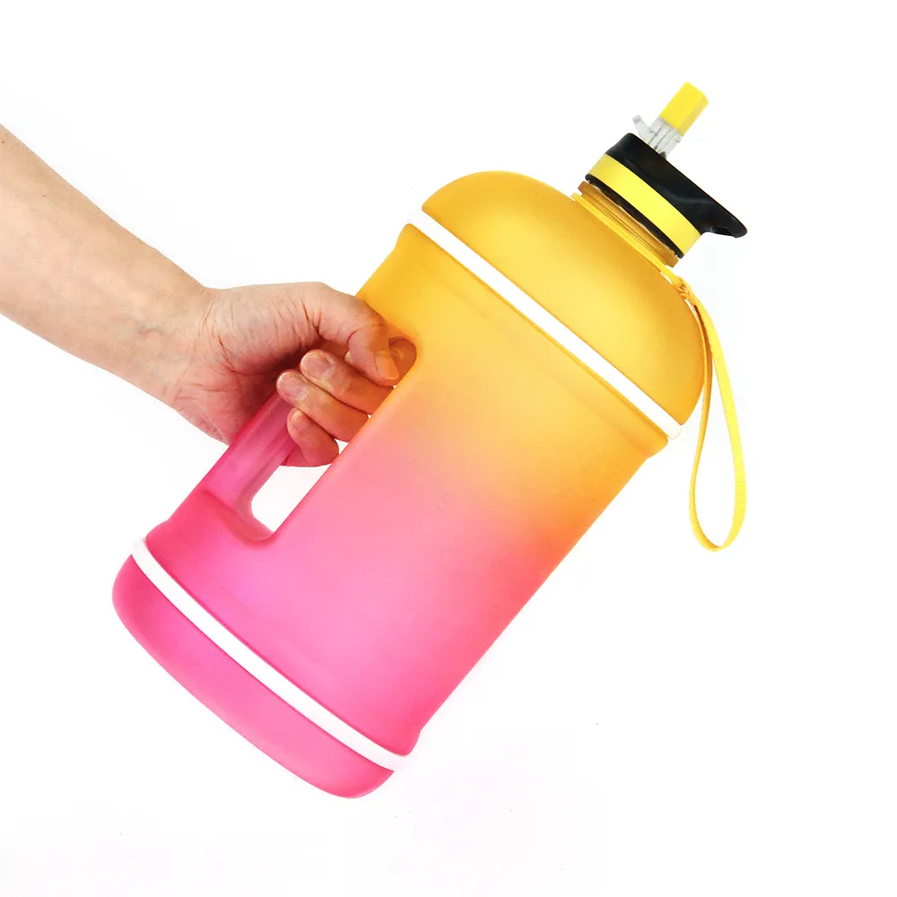 Yüksek kaliteli gıda sınıfı sızdırmaz PETG plastik spor salonu motivasyon su şişesi 1 galon ile hasır kapak