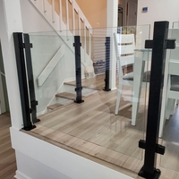 Rampe en aluminium Prima avec verre trempé pour balustrade extérieure, idéale pour escaliers résidentiels et balcons.