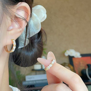 Pendientes <span class=keywords><strong>de</strong></span> Oro Amarillo <span class=keywords><strong>de</strong></span> 18K con Diamantes Cultivados en Laboratorio, Diseño Minimalista en Forma <span class=keywords><strong>de</strong></span> Cruz, <span class=keywords><strong>Clip</strong></span> para Oreja, Joyería Fina para Mujer - Product Image 4