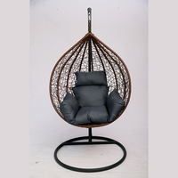 Mobilier d'extérieur de style design de haute qualité chaise suspendue pour balcon et cosse d'oeufs chaise à oeufs en rotin avec coussin de support