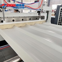 Machine à fabriquer des tuiles de toit en PVC verni
