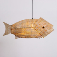 Lustre Koi transparent sculptural en forme de poisson, en rotin tressé et écailles de bambou, fait main par un artisan, écologique, luminaire d'intérieur de style côtier