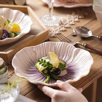 Service de table en céramique élégant à motifs floraux avec glaçure dégradée rose et violette pour le thé de l'après-midi, le brunch et les repas romantiques à la maison