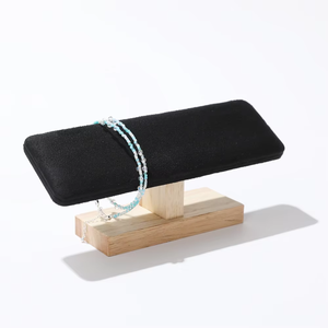 Support de présentation de bracelets en bois avec surface en PU/cuir suédé blanc pour vitrine de magasin et photographie de bijoux - Product Image 4