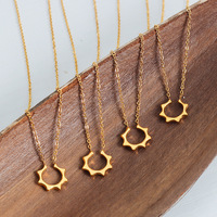 Collier tendance en acier inoxydable plaqué or 18 carats avec pendentif en forme de lune et perles imitation, chaîne à maillons pour femme, idéal comme cadeau