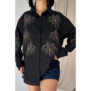 เสื้อผ้าผู้หญิงขายส่ง ผ้าลินินปักเลื่อม เสื้อเชิ้ตสีดำลายเปลวไฟ - Product Image 2