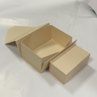 Boîte d'emballage de luxe en carton rigide personnalisée pour vêtements et chaussettes avec fermeture magnétique recyclable