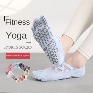 Chaussettes de yoga à cinq doigts pour l'été, absorbantes, respirantes, antidérapantes, pour Pilates et sports, avec sangle pour les doigts, vente en gros - Product Image 1